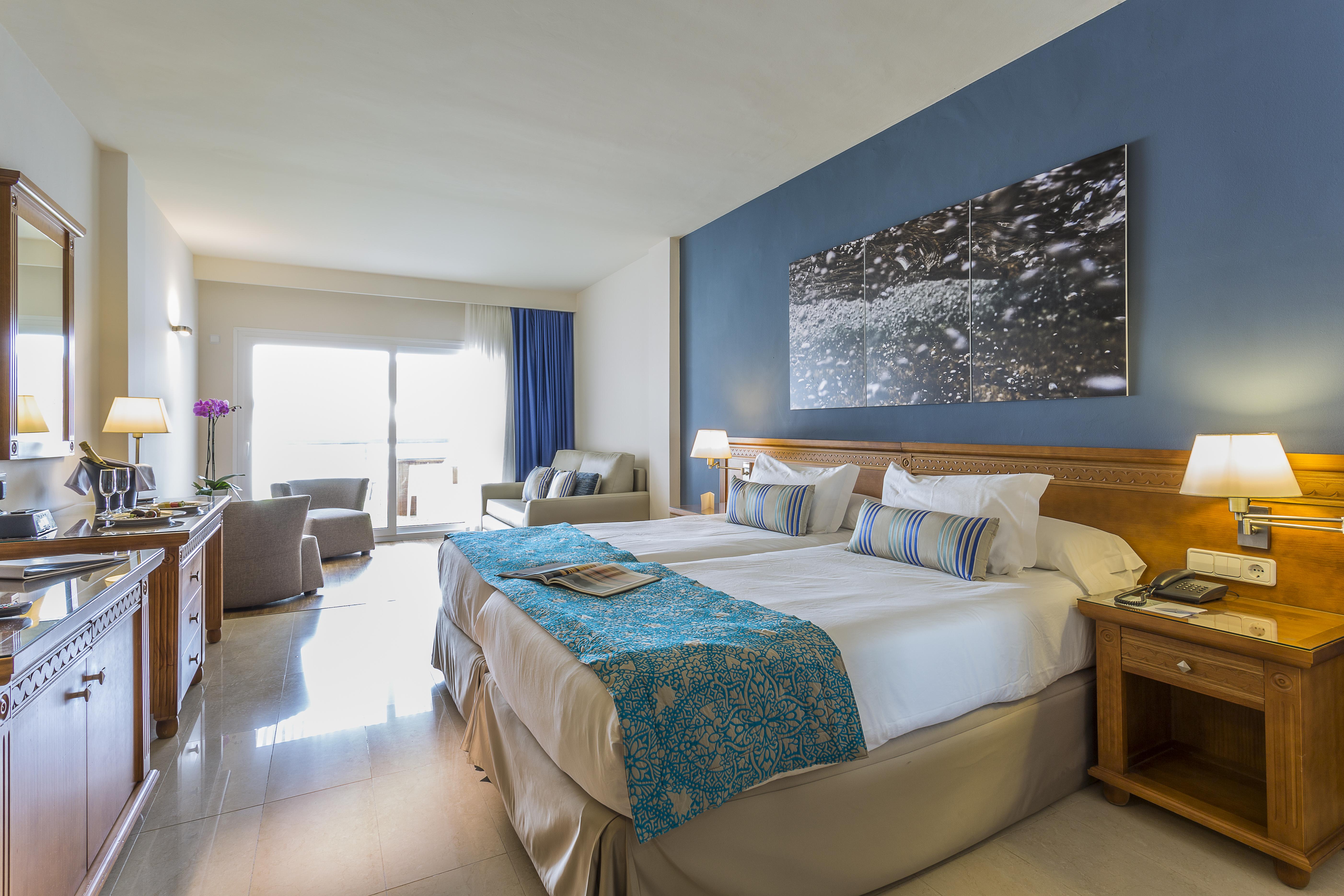 伊比沙皇宫帕拉迪恩大酒店 普拉亚登博萨 外观 照片 A room at the Iberostar Grand Hotel Bahia, in Seville, Spain