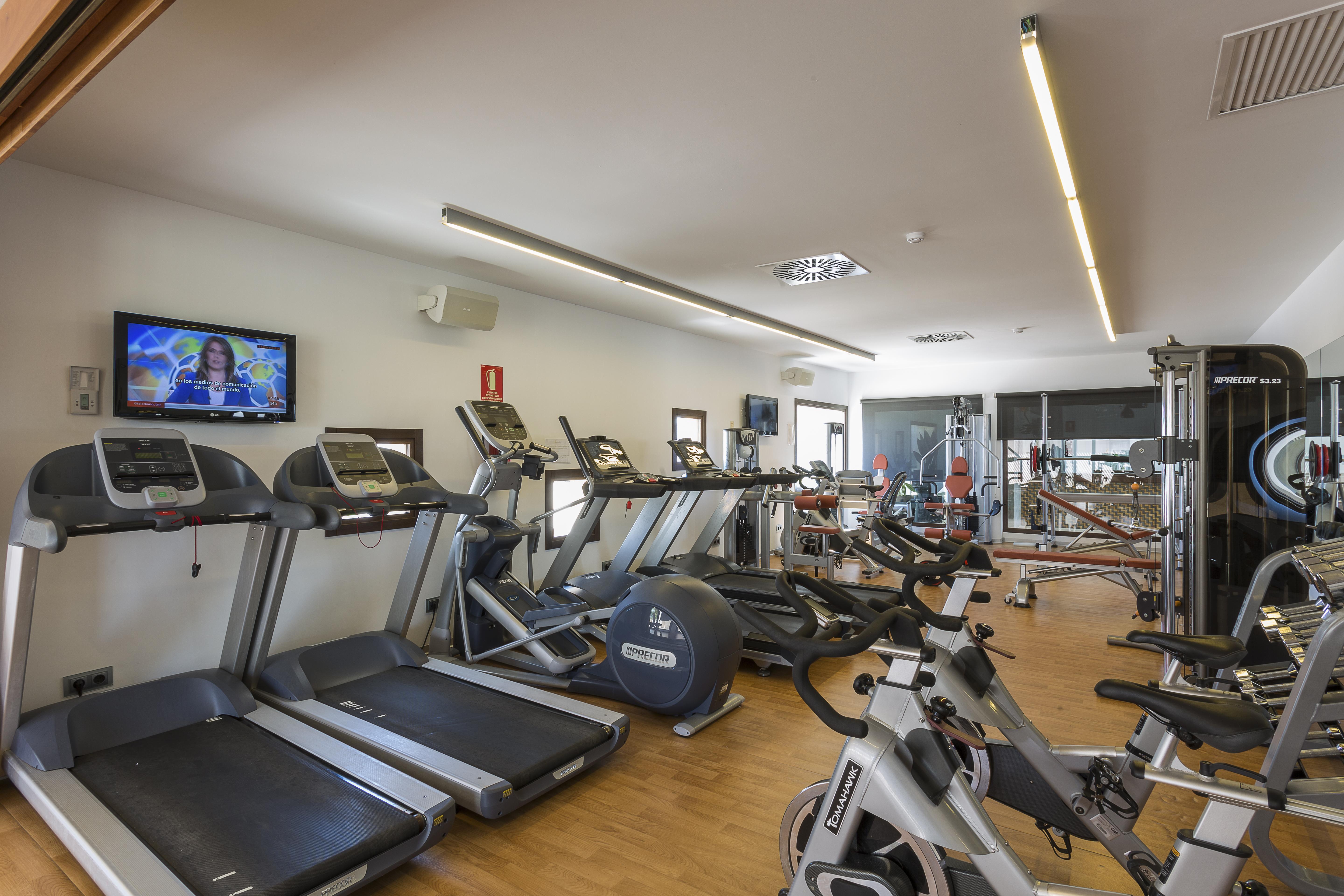 伊比沙皇宫帕拉迪恩大酒店 普拉亚登博萨 外观 照片 The gym at the hotel