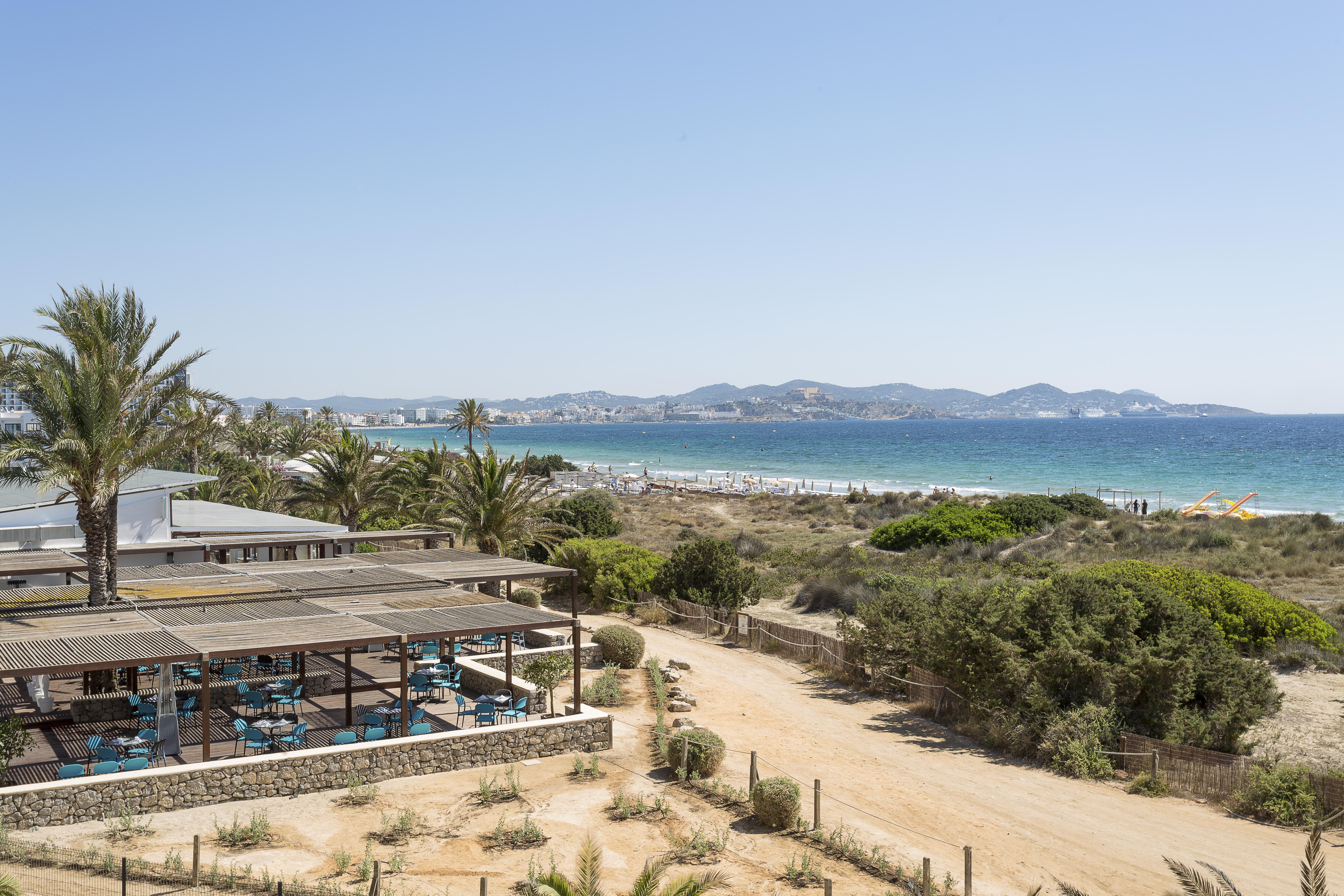 伊比沙皇宫帕拉迪恩大酒店 普拉亚登博萨 外观 照片 View of the beach