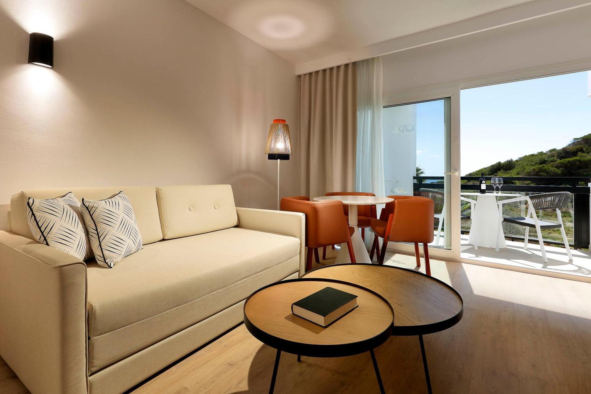 伊比沙皇宫帕拉迪恩大酒店 普拉亚登博萨 客房 照片 A living room